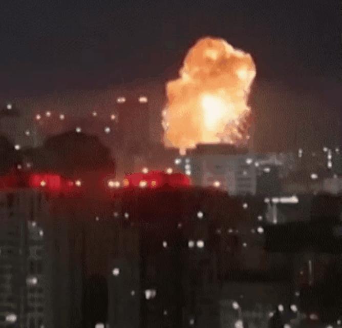 近日，乌一民众在社交媒体上曝光一则俄军导弹袭击基辅的视频，只见一枚俄制导弹拖着尾