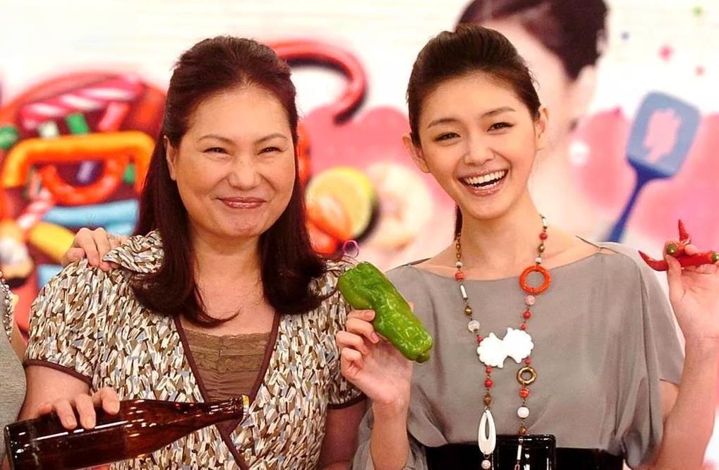 大S妈妈是真的好！
大S妈妈在大S去世后，首次在社交平台发文“把悲伤留给自己”，