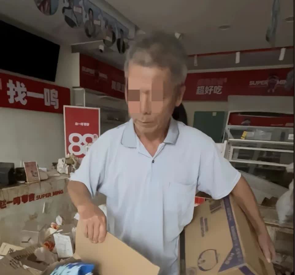 怀集赵一鸣被抢画面曝光
看几个有经验老人，拿没泡水，没开封的，这种零食肯定是安