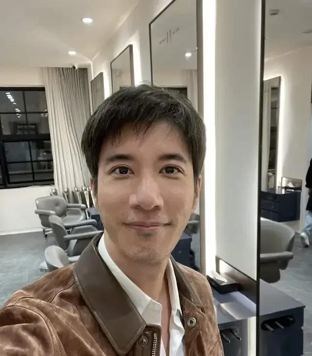 李靚蕾婚后一直掌控王力宏的工作室，当经纪人 ，控制欲太强 ，情商太低 。
她得罪