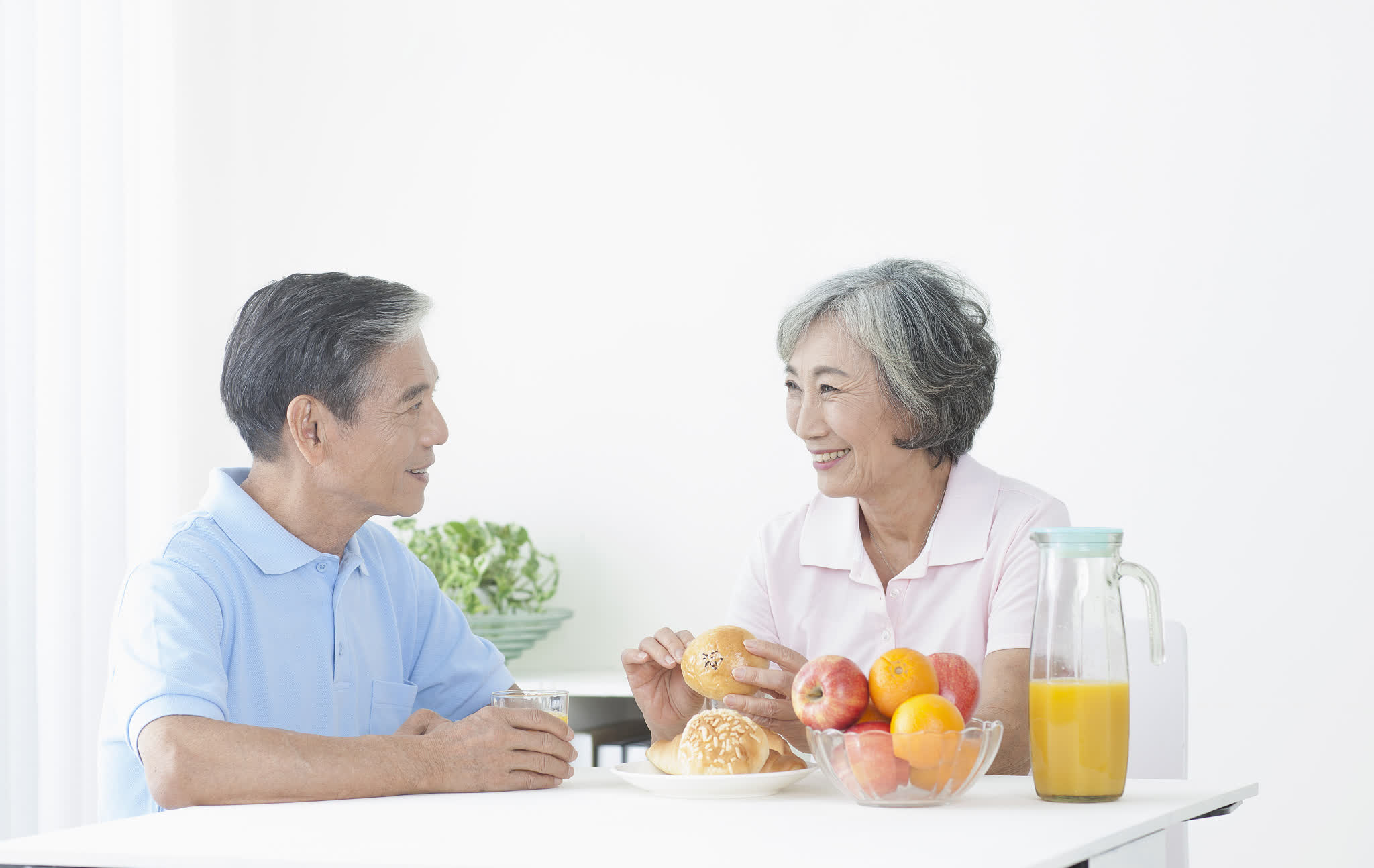这九多九少看得我一愣一愣的。
苹果比草莓好？
梨比橘子强？
鲜奶胜过酸奶？