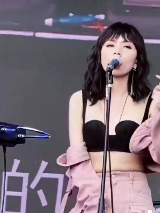 舞台上，刘惜君气场全开。黑色抹胸勾勒傲人曲线，粉色工装风套装随性又酷飒，微露的小