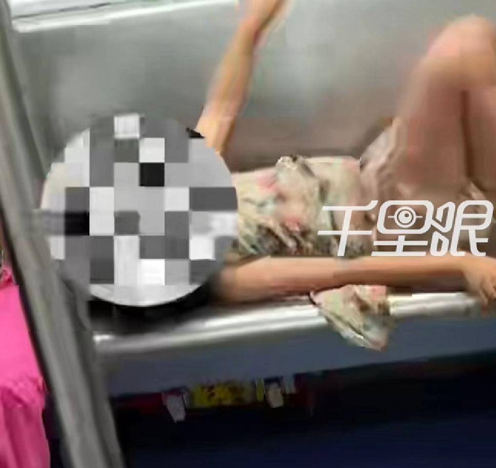 【#小孩地铁踩踏霸座鞋被乘客踢飞#】#乘客回应踢飞地铁霸座小孩鞋#8月26日，重