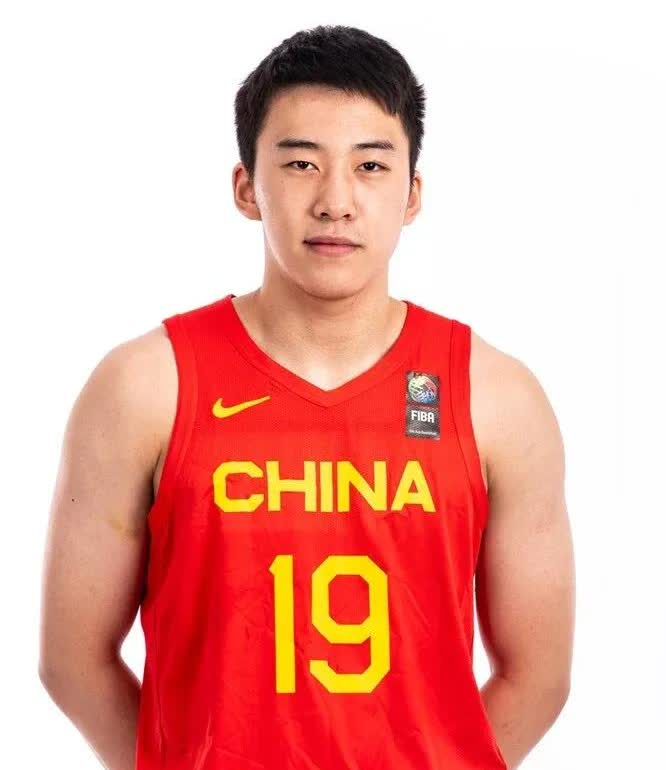 中国男篮热身赛又见王俊杰低位背打，现在中国球员有这种背身单打的球员越来越少了 ，