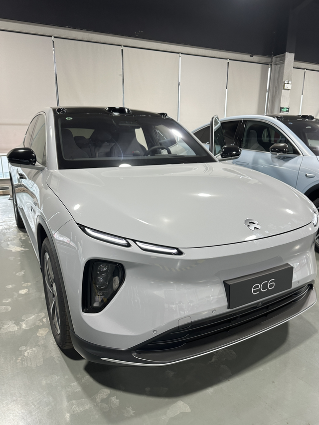 这个配色感觉挺帅的成熟稳重不娘
喜欢这个溜背造型，这个薄藤紫的内饰更是不用说了