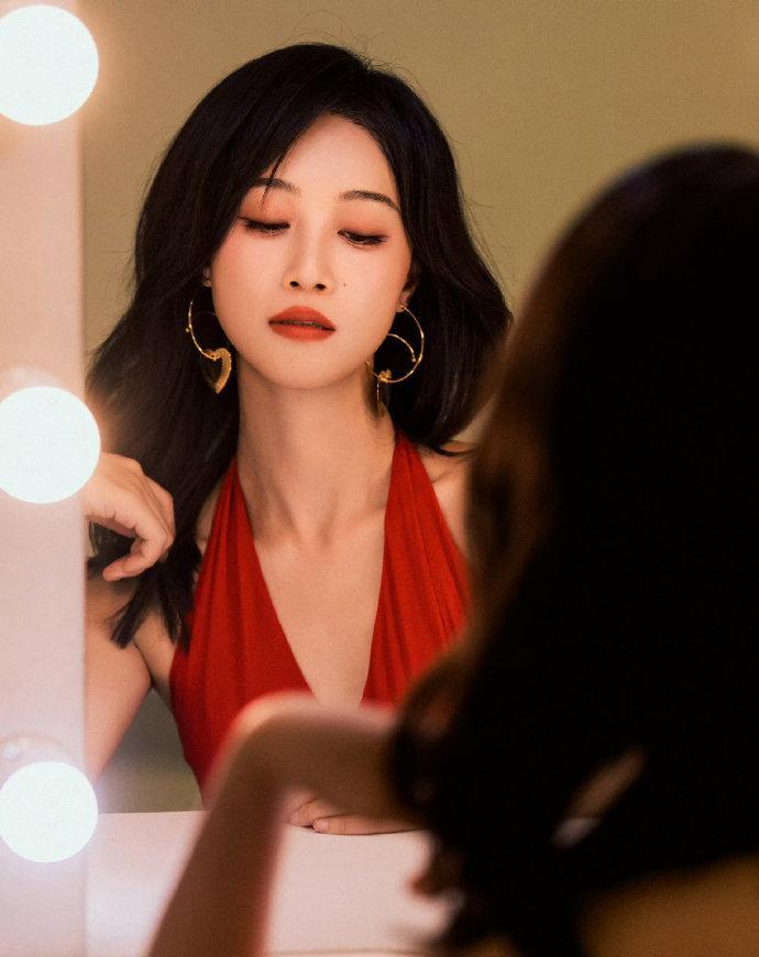 #蓝盈莹红裙子红玫瑰##蓝盈莹红裙子#
蓝盈莹一袭红裙出镜，美得像一幅会呼吸的画