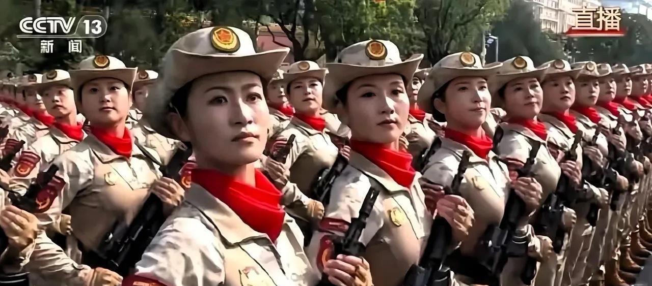 终于搞清楚了，
为什么女民兵方队红巾设计让人眼前一亮？
原来背后是几代女民兵的传