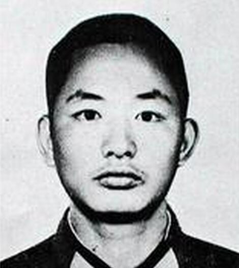 [中国赞]1984年，解放军排长下山巡逻，路上偶遇3名解放军，排长看了对方一眼，