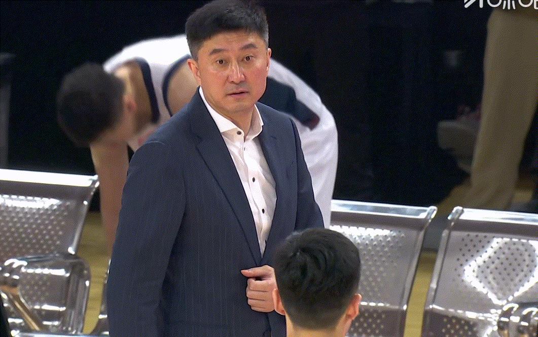 杜润旺今晚遭遇“奇耻大辱”大帽，打合肥慢吞吞投三分，结果被扑面而来的彭士峻大帽伺