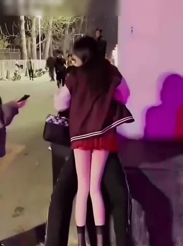 世上还是好人多[狗头][狗头]，山东青岛，深夜街头，一名男子因突发低血糖在路边昏