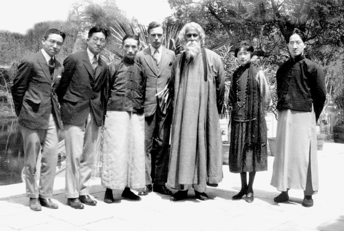 1913年获得诺贝尔文学奖的泰戈尔，是首位获此殊荣的亚洲人，在中国知识分子中享有