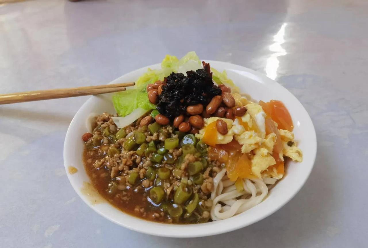 由于鼠浪湖岛就是个码头，都没有人居住，所以不能上伙食了，公司安排在了日照岚桥港上