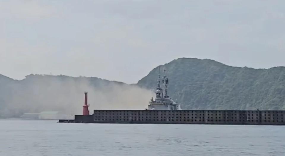 玩火自焚？台军主力战舰烧起来后，赖清德办公室又起火
4月23日，有岛内民众拍到，