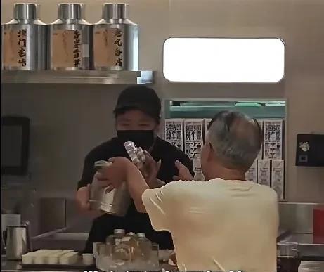 8月6日，天津和平区一大爷拿着保温桶到奶茶店里买奶茶，大爷称买给老伴喝，不能光过