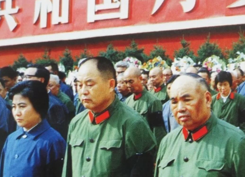 1976年9月18日，吴桂贤同志与李德生、许世友将军在毛主席追悼大会上。
197