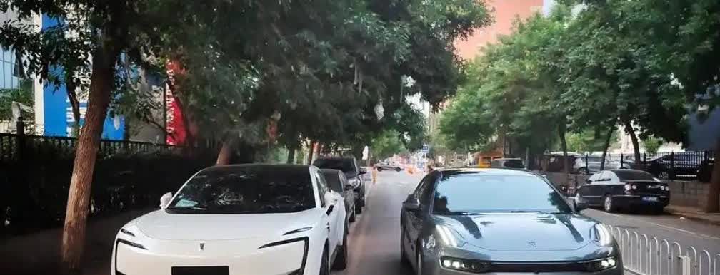 我有一辆油车和一辆电车，说句实在话，有了电车之后的心情和只有油车的时候完全不一样