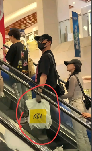 汪峰是消费降级了，还是不舍得啊。
带女朋友逛街怎么也买kkv？
kkv的衣服大多