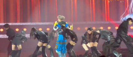 一时不知该盯台上温柔吟唱的他，还是仰望夜空流光作画的无人机！当歌声与光影在天幕上