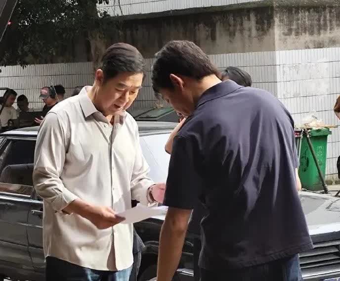 《我的后半生》刚播完，又拍到张国立老师在街上拍新戏了。事有蹊跷，按理说70多岁的