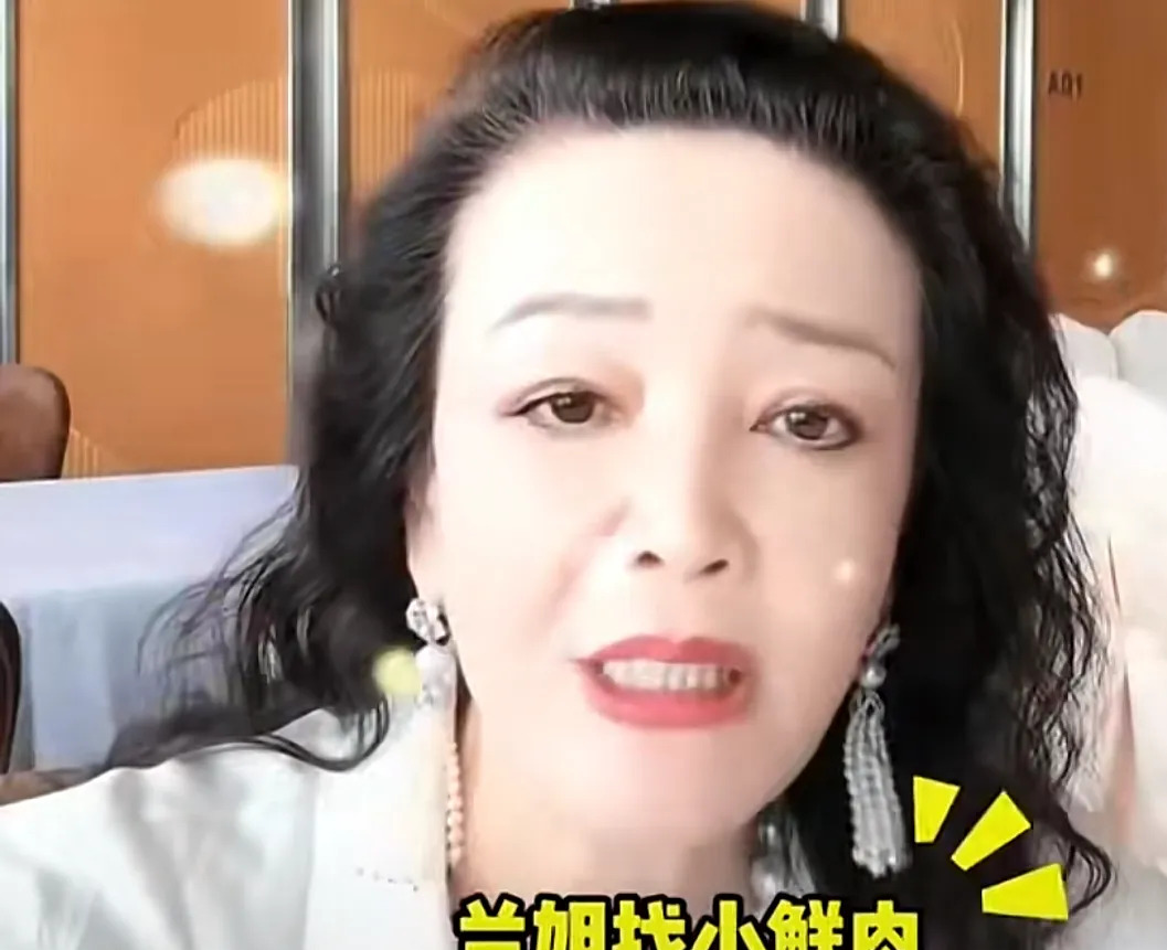 张兰否认与小鲜肉传闻











张兰怒怼网友双标，这瓜保熟吗？一边支