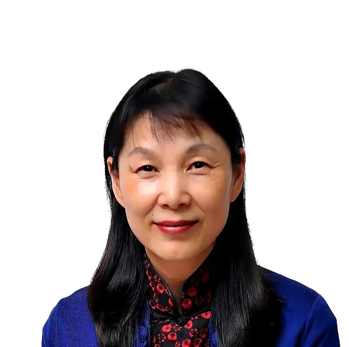 杜建英一身名牌，但仍让人感觉很“土”，这是为什么？
她五官不漂亮，这不是主要的，