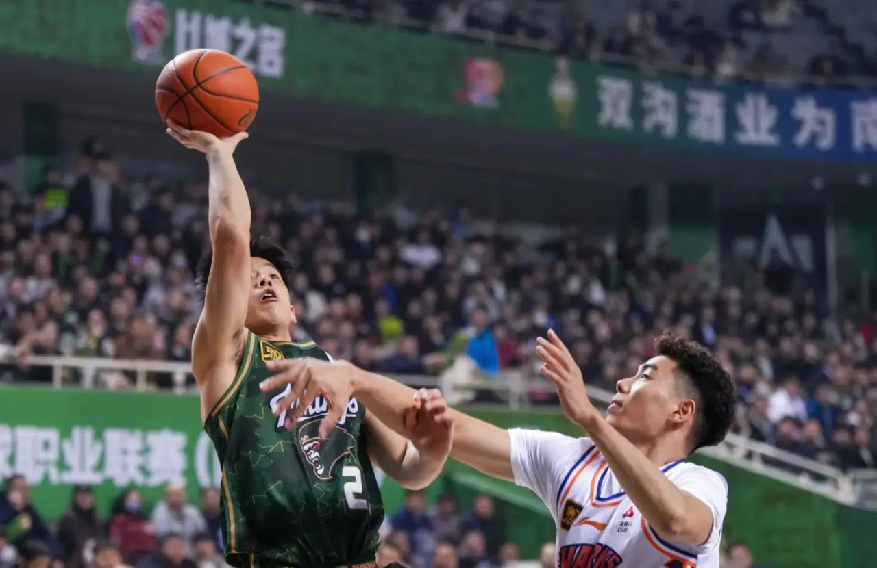 辽篮训练师华莱士发文，说期待与本赛季最激动人心的球队之一比赛，Let’s go！