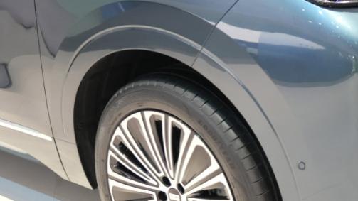 轴距超3米大车原地跳华尔兹？银河M9的AI底盘太颠覆