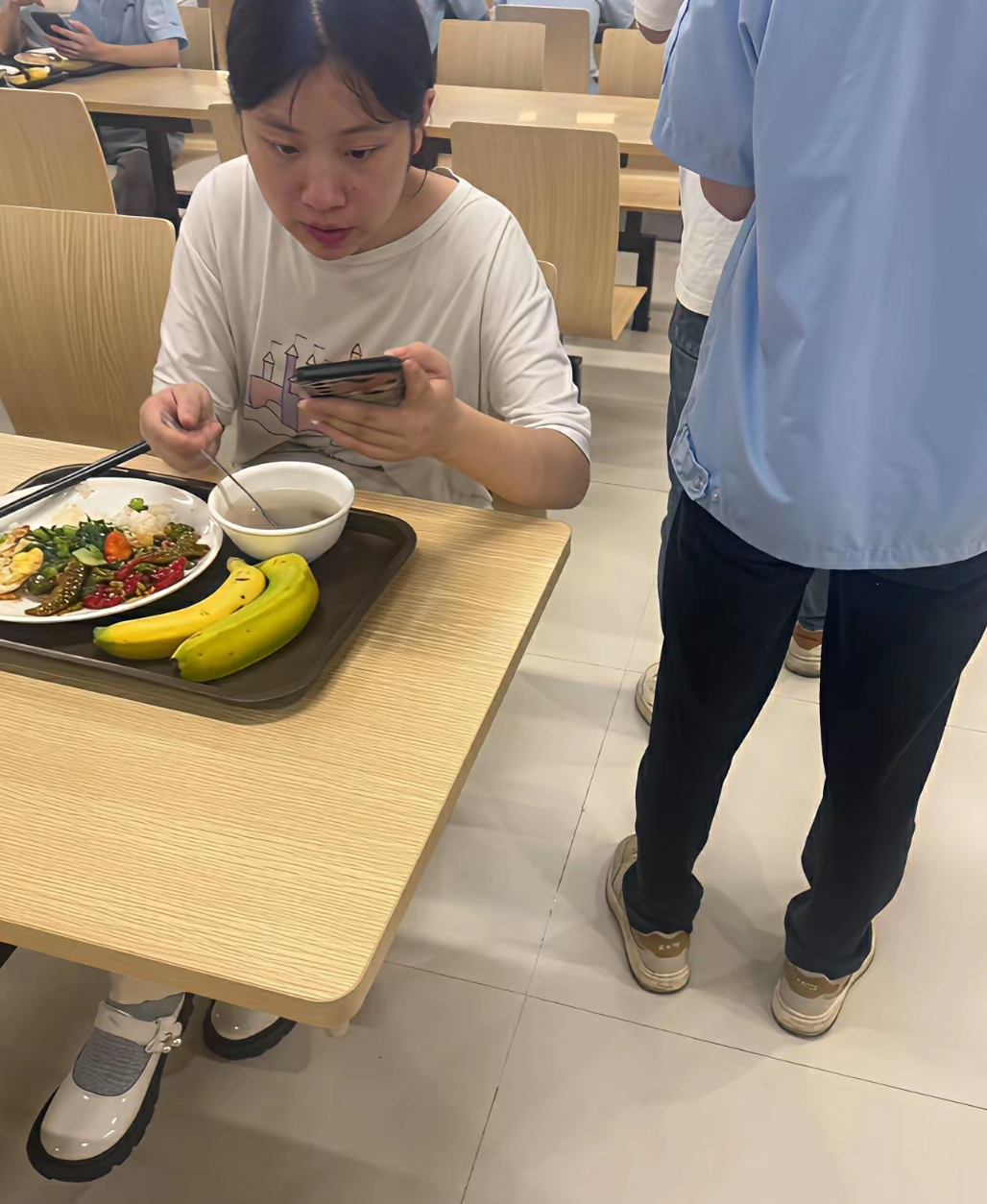 血汗工厂的普通员工餐。