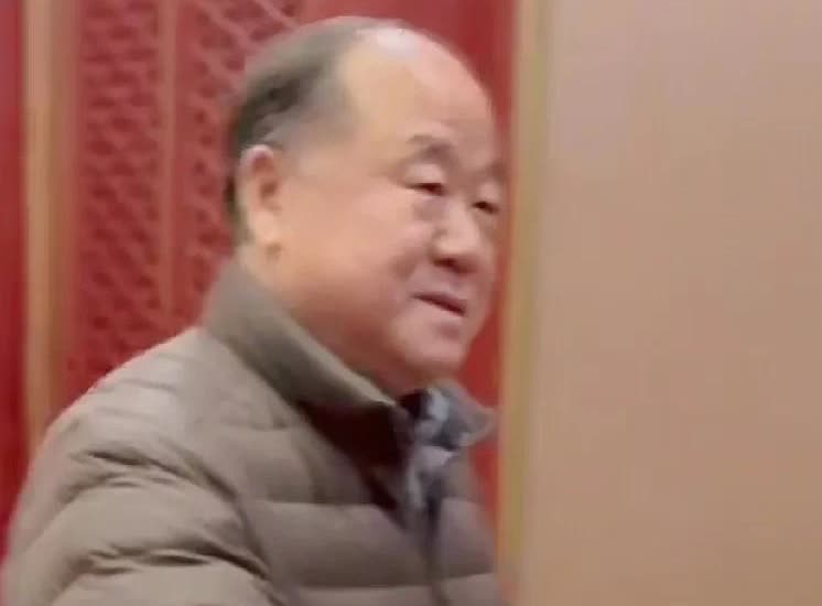 几年前的一个冬天，莫言参加一个饭局，恰巧冯巩也在。冯巩一把握住莫言的手，说:“你