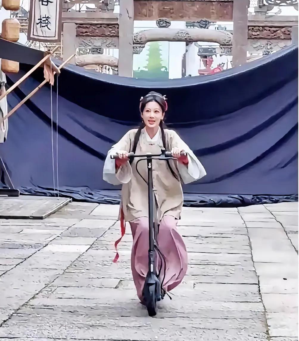 杨紫骑车  挨骂
杨紫跳舞  又挨骂
文旅喜欢    官网喜欢
要是谁觉得谁有这