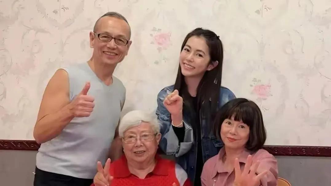 任家萱104岁外婆过寿，白发亮丽，一家人温馨互动超感人！