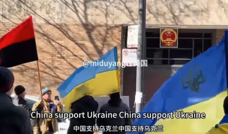 近日，一群人举着乌克兰旗子，站在我驻美使馆门前大声叫喊，请求我们支持乌克兰。我们