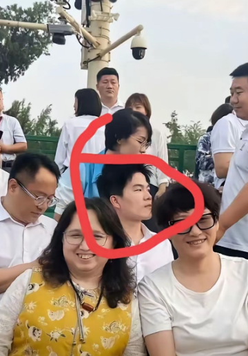 宇辉去了！

石明也去了！

这场备受关注的场合里，两人的同框本就充满话题感，更