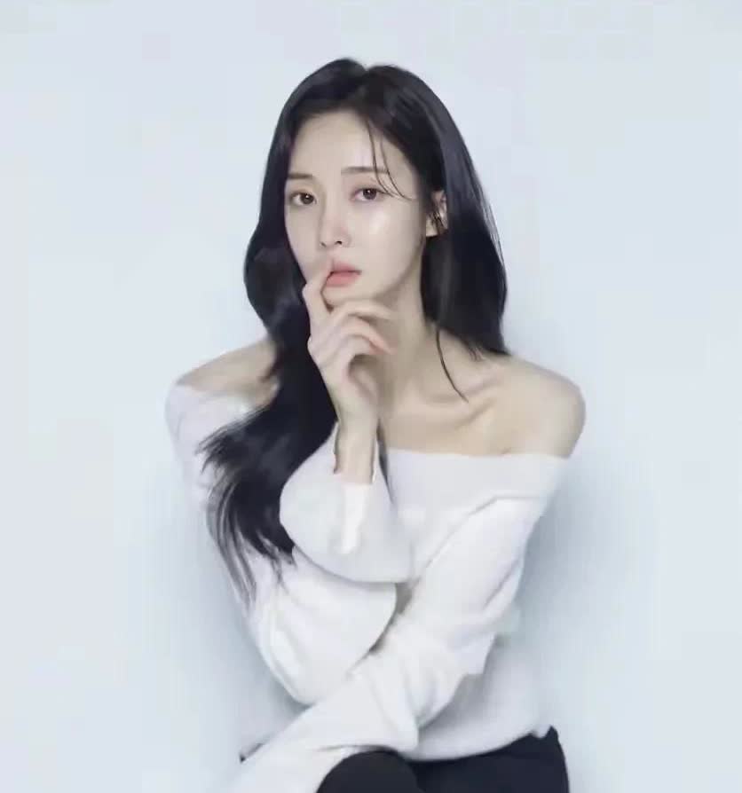 哎，造孽，韩国女团T-ara成员，李雅凛
据韩媒报道，李雅凛，因为向粉丝和朋友