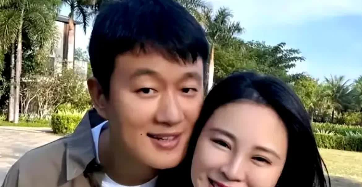 佟大为夫妇日本甜蜜游，14年玫瑰婚！ ​​​关悦穿樱花粉毛衣真的好美！
