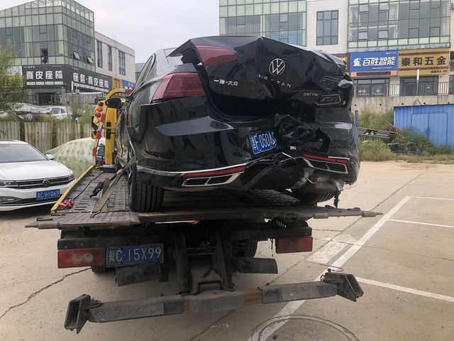 2023款迈腾高速直接撞趴窝
出事故一个多月了，两家保险一块商量给我走全损，至今