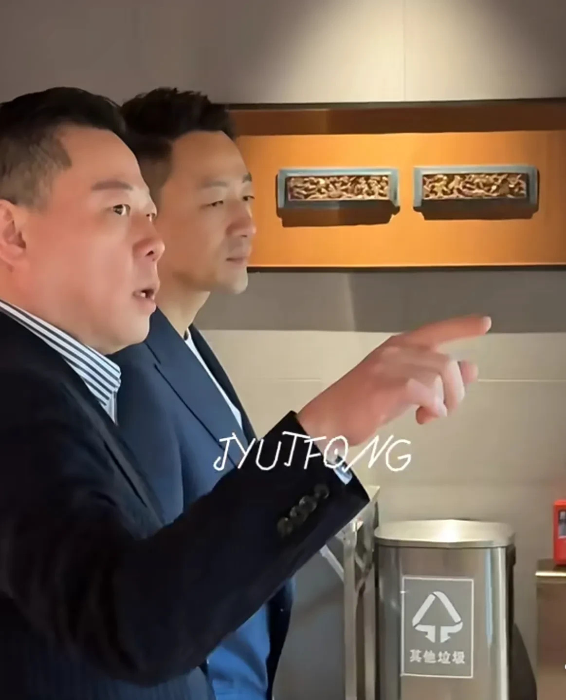 汪小菲新店开业愁眉苦脸











我的天哪！汪小菲这是怎么了？新店开