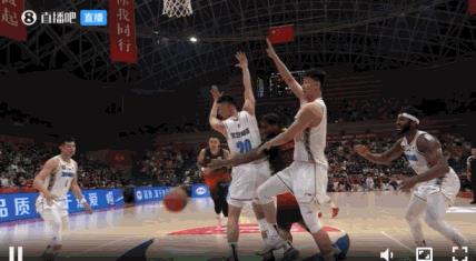 黑哨！克里斯这球绝对要给犯规！
在今天CBA俱乐部杯山东对阵北京的第四节比赛中，
