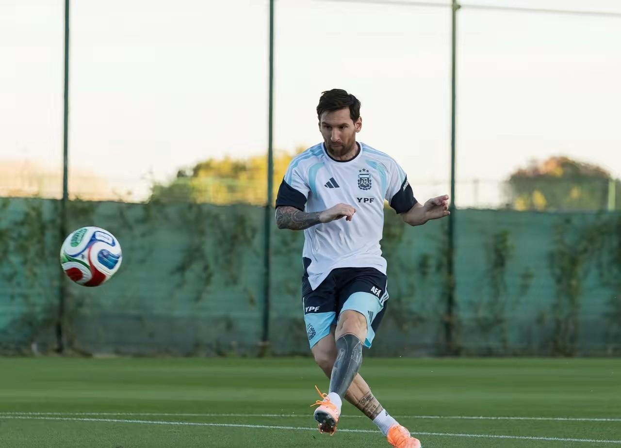 阿根廷和安哥拉足球友谊赛即将拉开帷幕。
北京时间11月15日00点，梅西将首发出