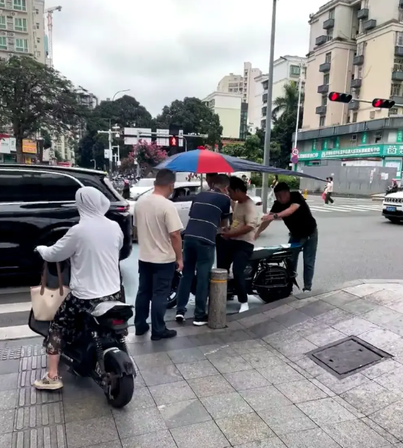 深圳便衣抓摩的

以后地铁口没有阿叔招手了。特讨厌摩的那破伞，也加上我个子矮，那