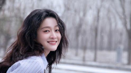 张雪迎在雪中撒欢，好开心的！