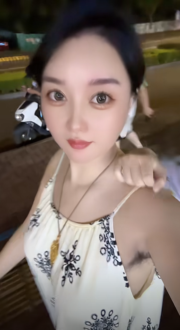 此处密来何处盛？唯有红莲花开处！