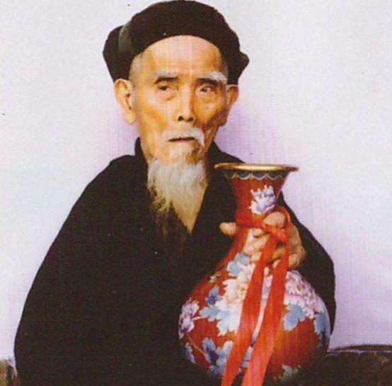 虽然养父母对他还不错，但好景不长，龚来发10岁那年，养父母相继去世。这个年幼的孩