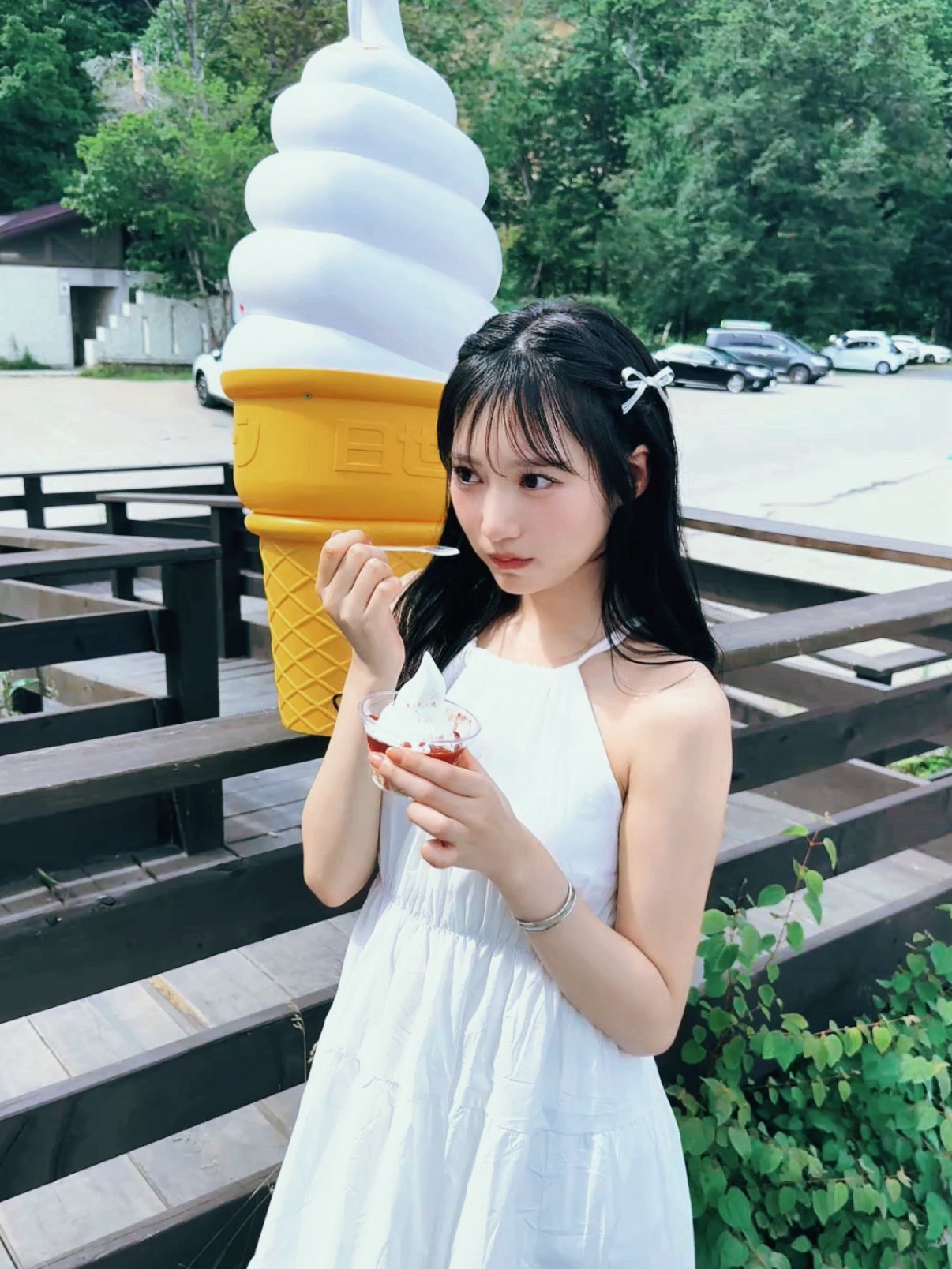 女生吃冰淇淋真好看，男生吃冰激凌就
