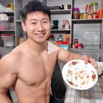 瘦猴宝宝耐不住寂寞又冒泡了，换了马甲出来大秀肌肉。自称收了小麦，就重出江湖再出发