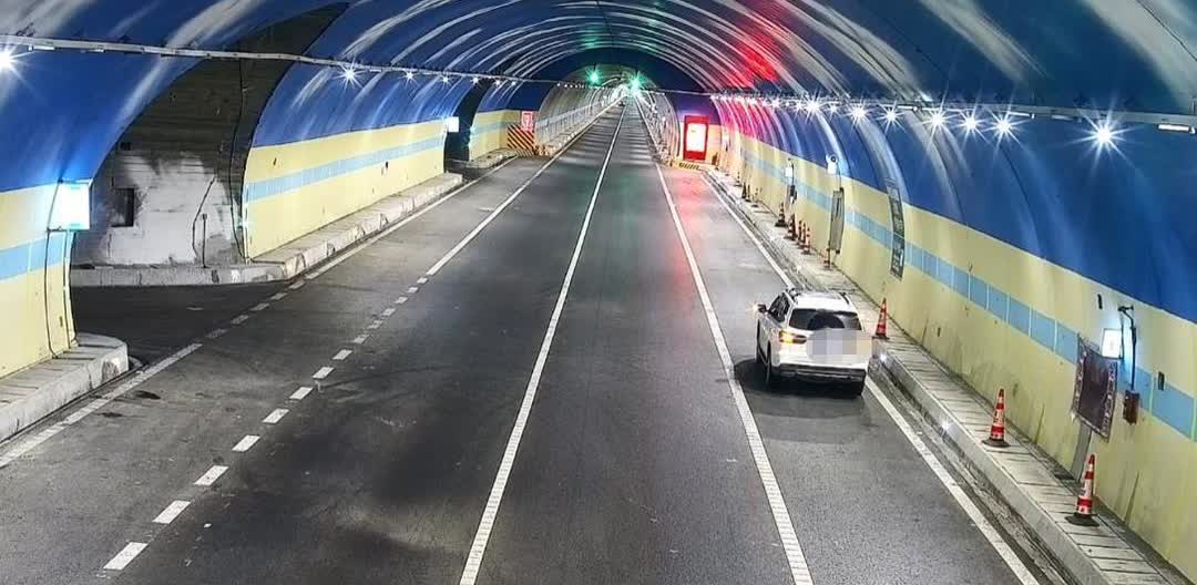 女子因幽闭恐惧症不敢在长隧道开车，民警帮她驶离高速
“可能因为轻微的幽闭恐惧症