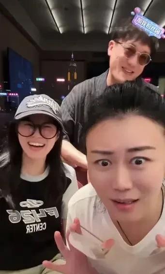 力饼嫄香港首场合播，足以让三种人反思和自责：
5月23日晚八点，正在香港参加绽放