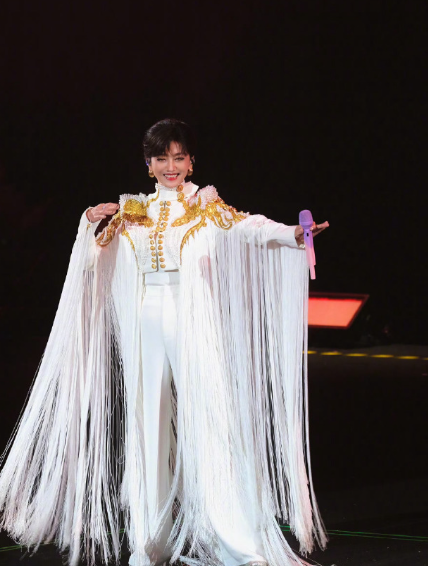 新白粉丝质问叶童，有没有人可以告诉我这件事的来龙去脉，虽然但是两位主演的年纪都在