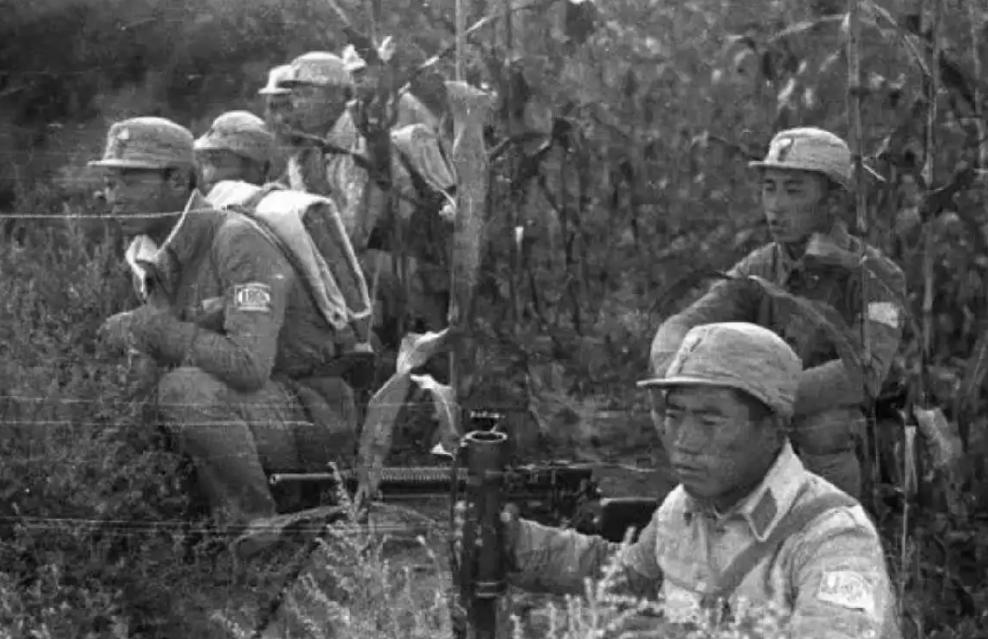 1940年的一天，16岁的曹世范出门讨饭，不料路上碰到了匪兵，匪兵硬说他是「八路