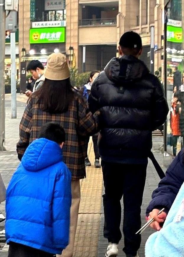 谁能想到娱乐圈还有这么低调的夫妻？
任重和孙骁骁被拍到带着一岁多的娃游泳，网友惊
